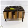 Image 1 : FOOTED/UPHOLSTERED SEWING KIT- 13 X 10 X 9
