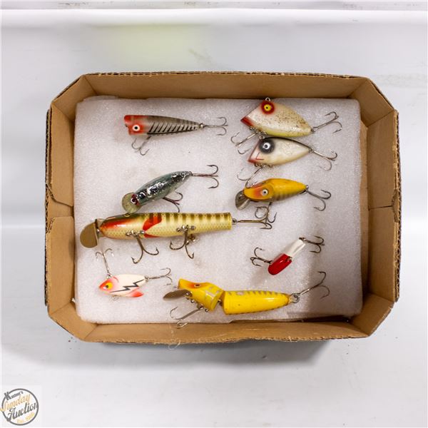 TRAY OF VINTAGE LURES INCLUDING 2 HEDDON