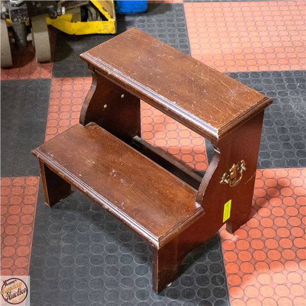 CLASSIC WOODEN LIBRARY STOOL
