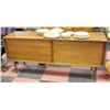 Image 1 : VINTAGE DELICROFT SIDE DINING BUFFET WITH