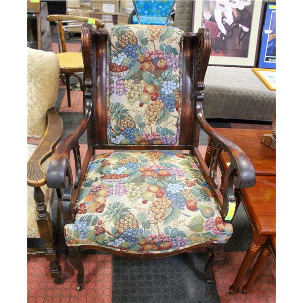 VINTAGE VICTORIAN CARVED MAHOGANY TUFT