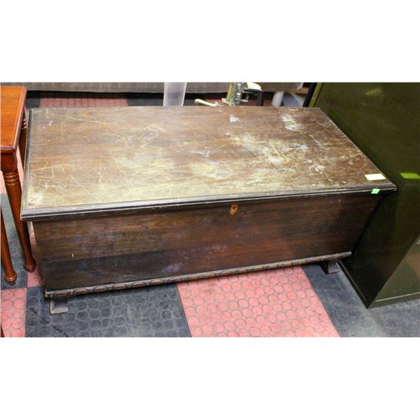 VINTAGE WOOD CHEST
