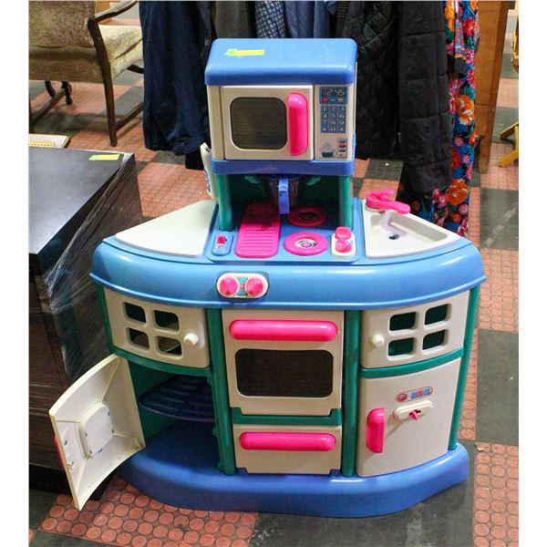 PLASTIC PLAY KITCHEN (31 INCH W, 39 INCH H)