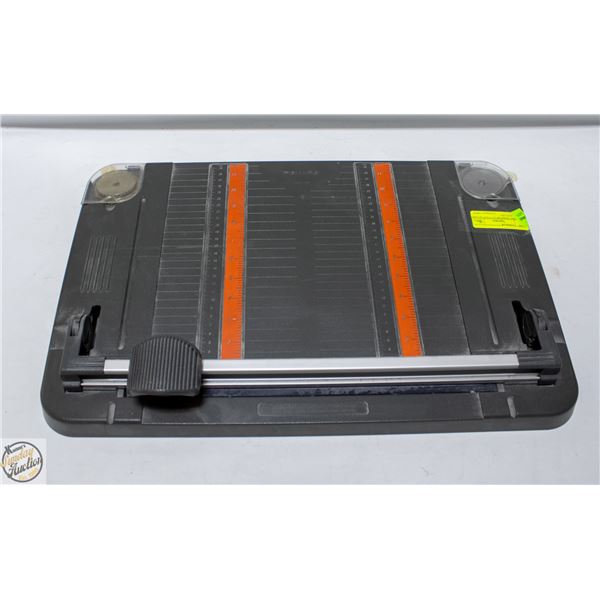 FISKARS DESKTOP CUTTING BOARD PAPER ROTARY
