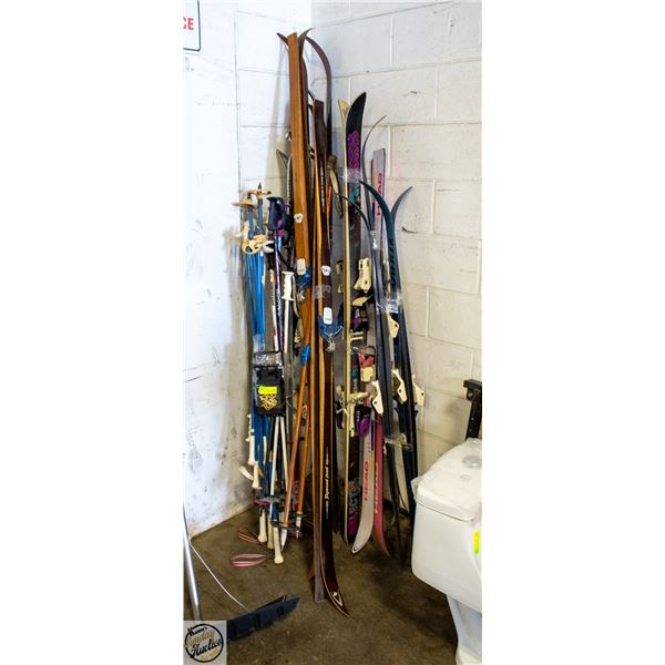 ESTATE PALLET- VINTAGE SKI'S & POLES ASSORTED