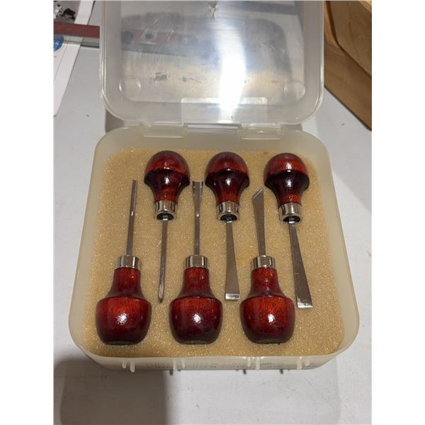 6 Wood Handle Screwdrivers in Case
