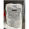 Image 2 : Kirkland Signature King Plush Blanket 112"x92"