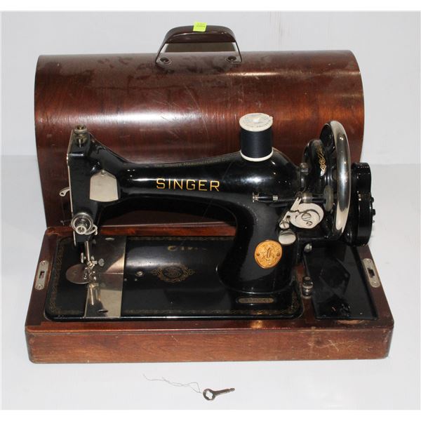 ANTIQUE SINGER SEWING MACHINE IN LOCKING WOOD