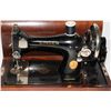 Image 2 : ANTIQUE SINGER SEWING MACHINE IN LOCKING WOOD