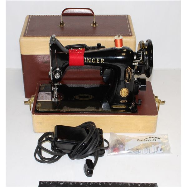 VINTAGE/ ANTIQUE SINGER SEWING MACHINE