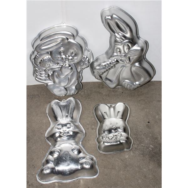 WILTON BAKING TRAYS INCL. BUGS BUNNY