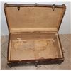 Image 3 : LARGE BROWN VINTAGE SUITCASE LATCHES BROKEN