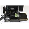 Image 3 : VINTAGE SINGER FEATHERWEIGHT  221-1 SEWING MACHINE