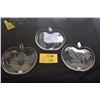 Image 1 : APPLE SHAPED ETCHED GLASS PLATES (3 PCS)