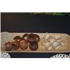 Image 4 : MIXED LOT: COWRIE SHELLS TRIVETS, WOOD & LAUHALA NAPKIN RINGS & MONKEYPOD TRAY (22 PCS)