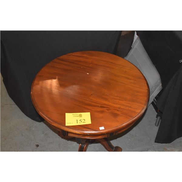 ROUND WOODEN ACCENT TABLE W/PEDESTAL BASE & CARVED LEGS