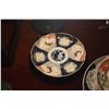 Image 8 : COLLECTION OF PLATES & CHARGERS (7 PCS) (DOES NOT INCLUDE STAND)