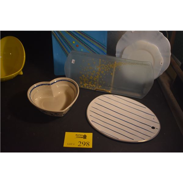 MIXED LOT: AMERICAN SWEETHEART DEPRESSION GLASS PLATES, ALUMINUM PLATTER W/HANDLES, ART GLASS TRAYS,