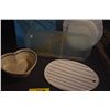 Image 3 : MIXED LOT: AMERICAN SWEETHEART DEPRESSION GLASS PLATES, ALUMINUM PLATTER W/HANDLES, ART GLASS TRAYS,