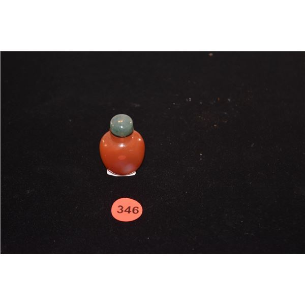 CHINESE AGATE SNUFF BOTTLE W/JADE TOP (1 3/4" X 1 1/8")