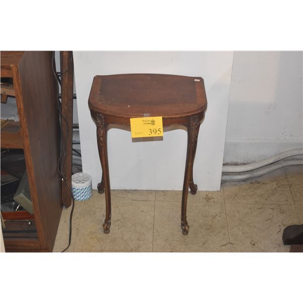 SMALL SIDE TABLE W/CARVED LEGS (16 1/2" X 13" X 22 3/4")