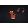 Image 3 : BAKELITE PINS & FASHION EARRINGS (3 PCS)