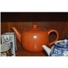 Image 2 : MIXED LOT: ANCHOR HOCKING GLASS FOOTED BOWL, TEAPOTS, VASE & CUPS (6 PCS)
