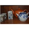 Image 3 : MIXED LOT: ANCHOR HOCKING GLASS FOOTED BOWL, TEAPOTS, VASE & CUPS (6 PCS)