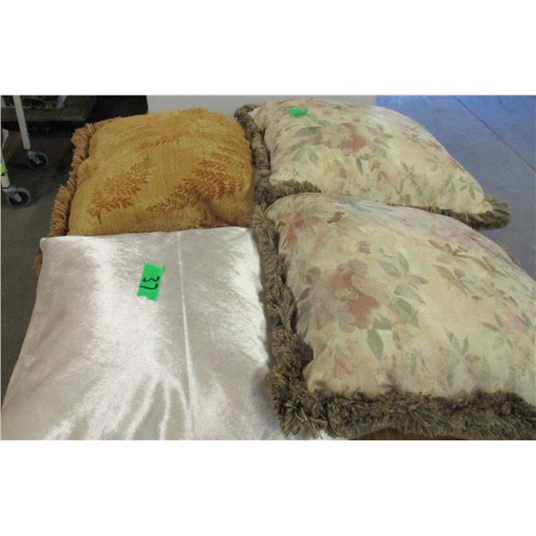 PLASTIC CONTAINER C/W 4 CUSHIONS