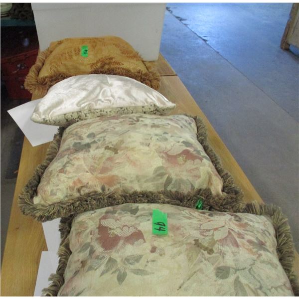 TOTE C/W 4 DECORATIVE CUSHIONS