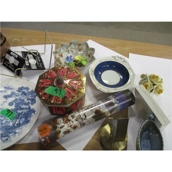 BOX C/W ASSORTED ORNAMENTS & TRINKETS