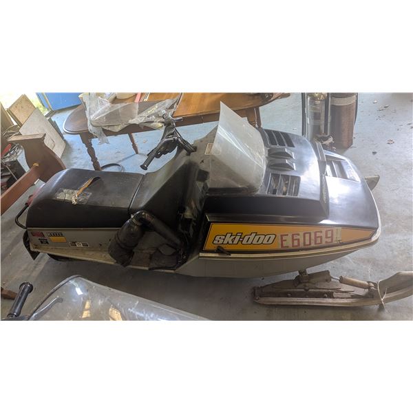 1977 Bombardier Ski-doo Citation 300 Snowmobile *Damaged Seat