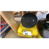 Image 2 : PAIR OF WOODS POWR-GRIP G0695 HANDHELD 8" VACUUM CUPS IN HARD TRANSPORT CASES
