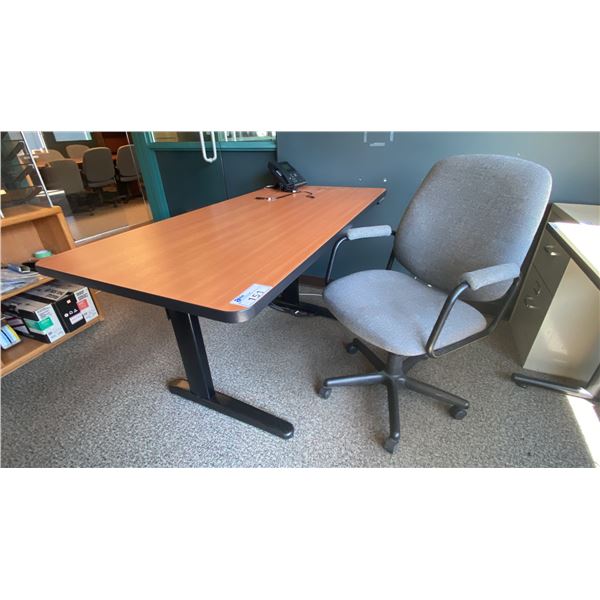 LIGHT WOOD/BLACK POWERED ADJUSTABLE HEIGHT OFFICE DESK APPROX 60"L X 30"D  & MOBILE OFFICE CHAIR