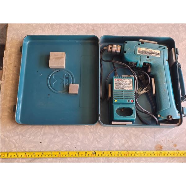 Makita cordless drill with battery and case- untested