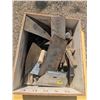 Image 2 : 19x15x9" wooden box of trowels and scrapers
