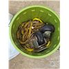Image 2 : Garbage can, rope, casters