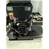 Image 2 : vintage singer sewing machine with carrycase