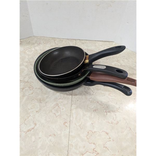 4 frying pans