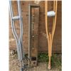 Image 2 : 2 pairs crutches and mobile baseboard heater