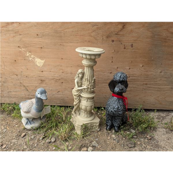 3 gardsen statues