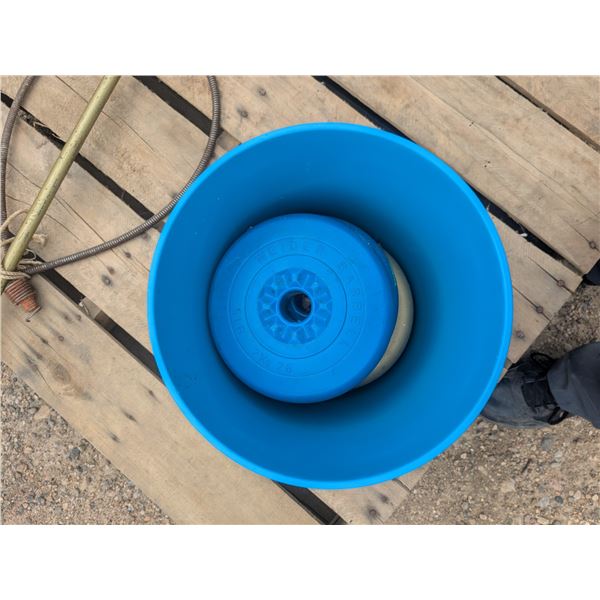 bucket with 4 spare 5lb weights