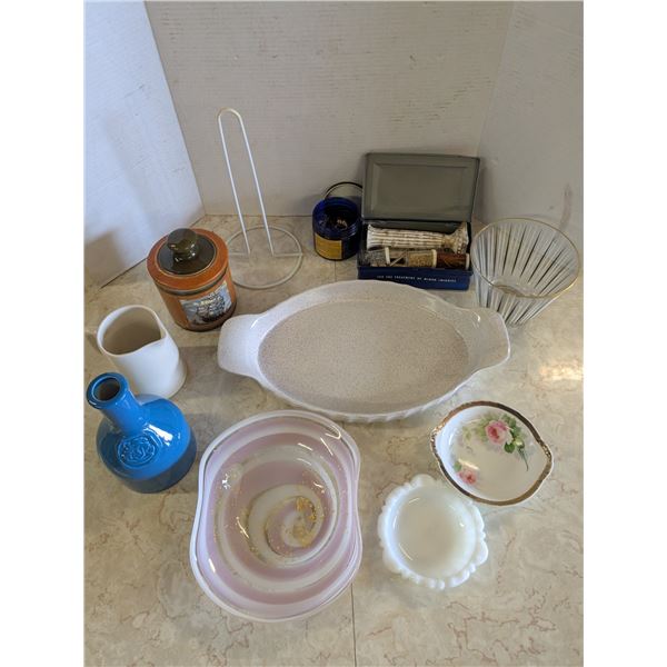 Box of kitchen and home décor