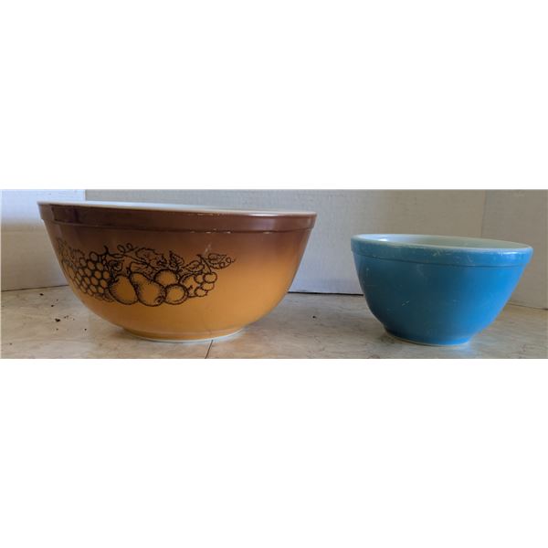 2 vintage pyrex bowls