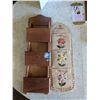 Image 3 : wall décor, letter holders, etc.