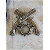 Image 4 : Brass and copper décor, wall hangers, book ends, etc.