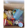 Image 2 : box of plastic dishes