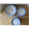 Image 2 : Blue dining set, plates, bowls saucers
