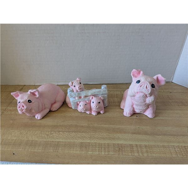 3 pig figurines