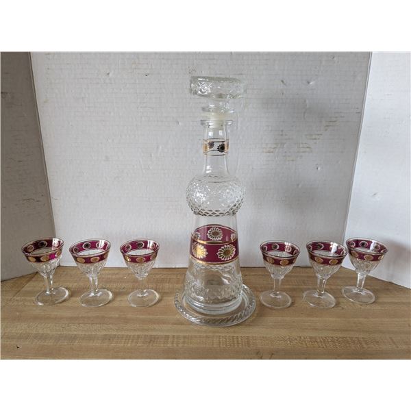 Alcohol decanter set
